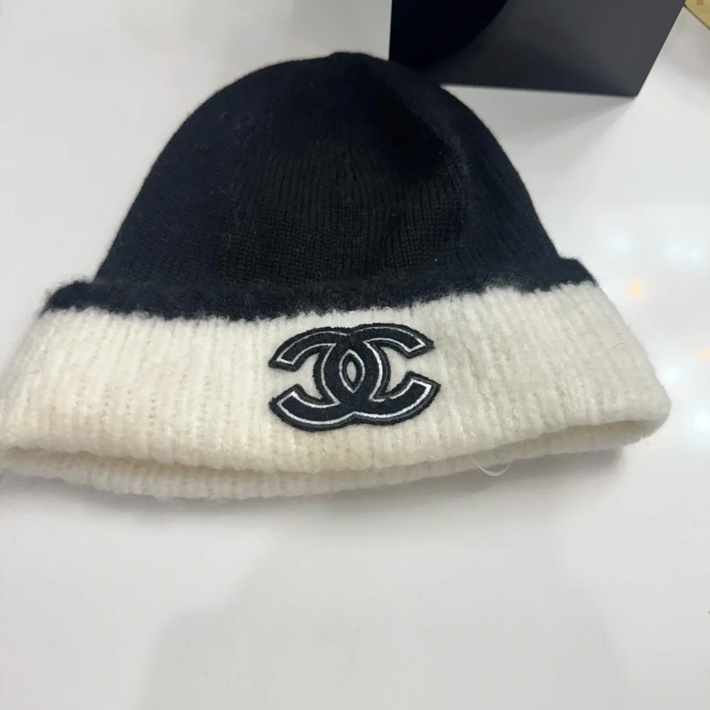 CHANEL Two-Tone Black and White Beanie - Picture 4 of 7